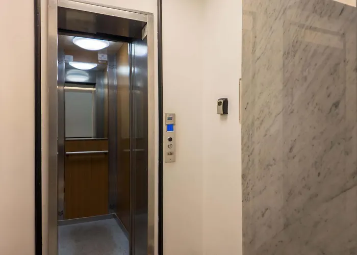 The Rent - One-bedroom In A Quiet, Classically Styled Corner Near The Quirinale Apartamento Roma