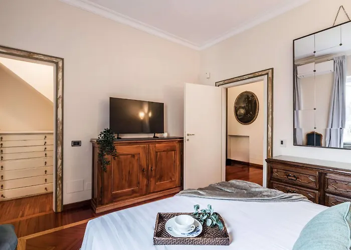 The Rent - One-bedroom In A Quiet, Classically Styled Corner Near The Quirinale Roma