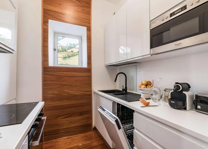 The Rent - One-bedroom In A Quiet, Classically Styled Corner Near The Quirinale Apartamento *