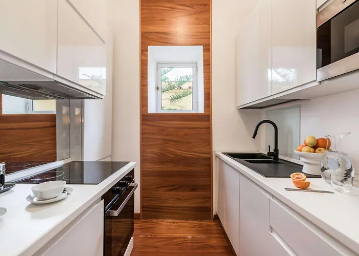 The Rent - One-bedroom In A Quiet, Classically Styled Corner Near The Quirinale
