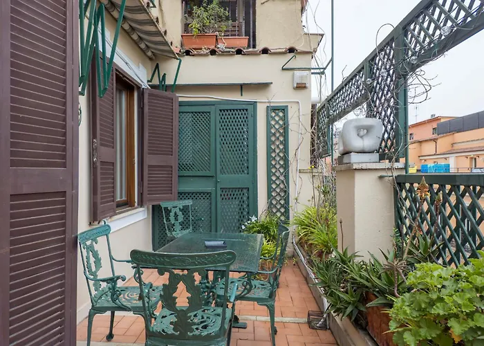 The Rent - One-bedroom In A Quiet, Classically Styled Corner Near The Quirinale Roma