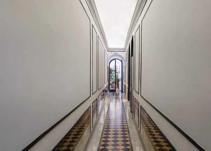 The Rent - One-bedroom In A Quiet, Classically Styled Corner Near The Quirinale Roma